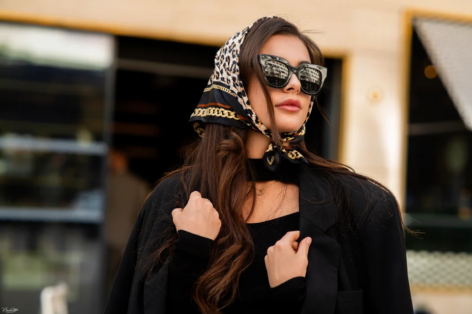 Portrait d’une femme en lunettes de soleil et foulard