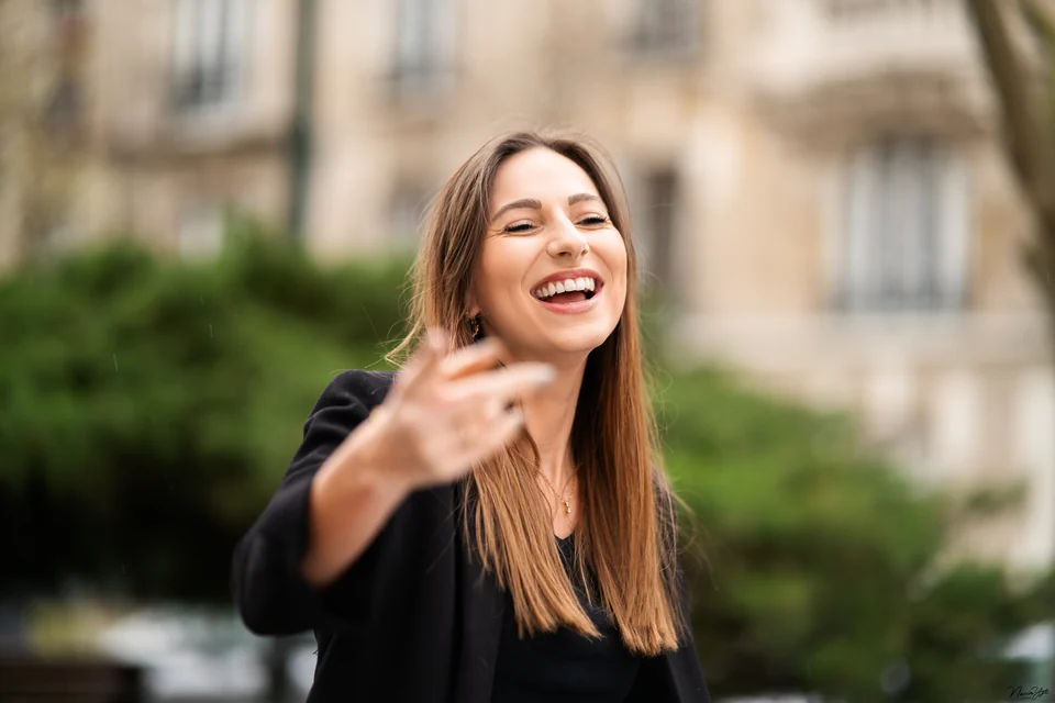 Portrait spontané d’une femme souriante en extérieur