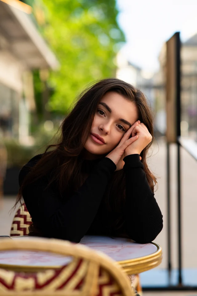 Portrait d’une femme brune à une terrasse de café
