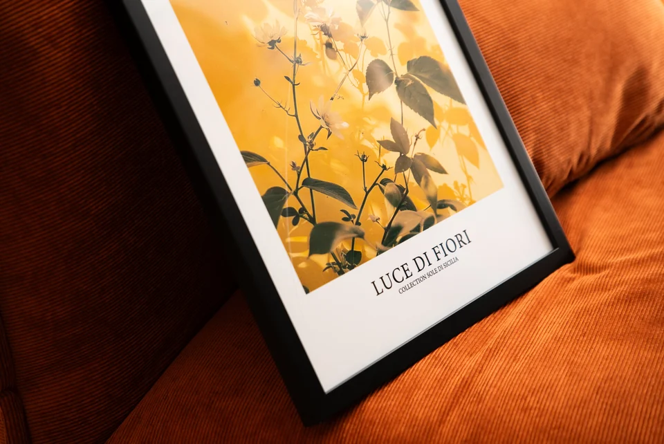 Détail d’une affiche florale devant un fauteuil orange