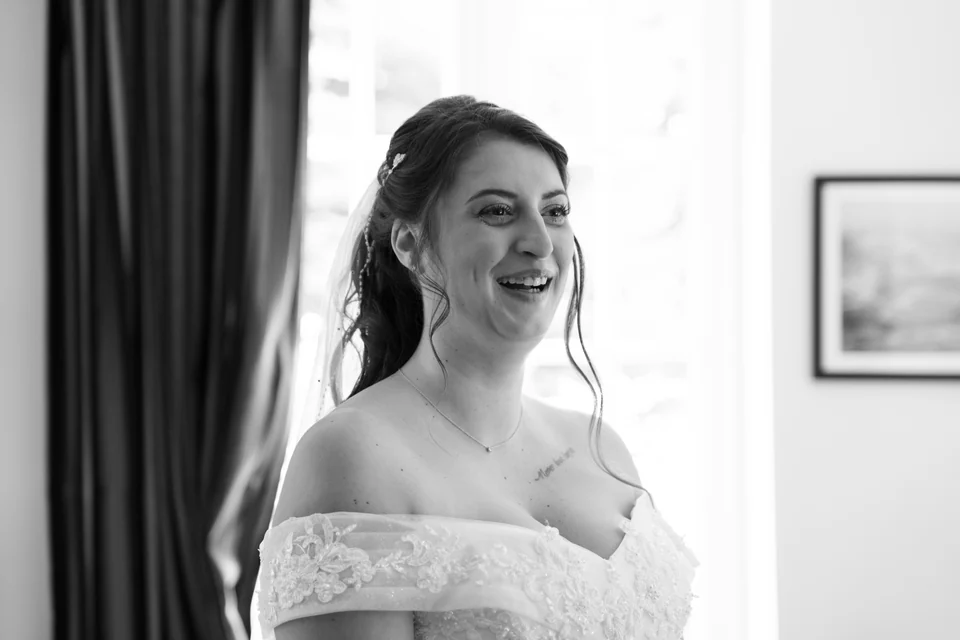 Portrait en noir et blanc d’une mariée souriante