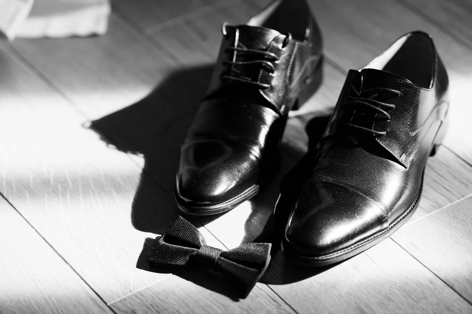 Chaussures de cérémonie noires photographiées en noir et blanc